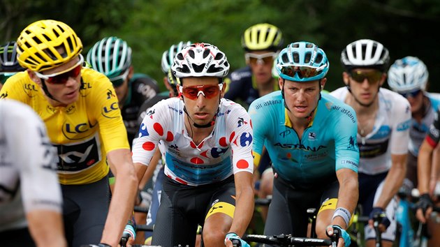 Chris Froome (ve lutm) nsledovan Fabiem Aruem, Jakobem Fuglsangem a Simonem Yatesem bhem osm etapy Tour de France.