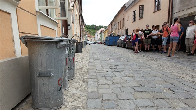 Nevzhledn popelnice kaz turistm fotky. Lid v tebskm idovskm mst si tak budou nov zvykat na ivot bez tchto klasickch ndob na odpad.