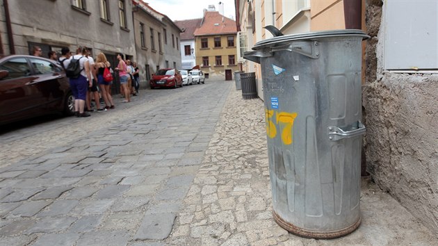 Nevzhledn popelnice kaz turistm fotky. Lid v tebskm idovskm mst si tak budou nov zvykat na ivot bez tchto klasickch ndob na odpad.