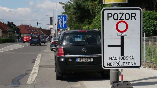 Kvli omezen v Nchodsk ulici kolabuje na ernm Most doprava (3.7.2017).