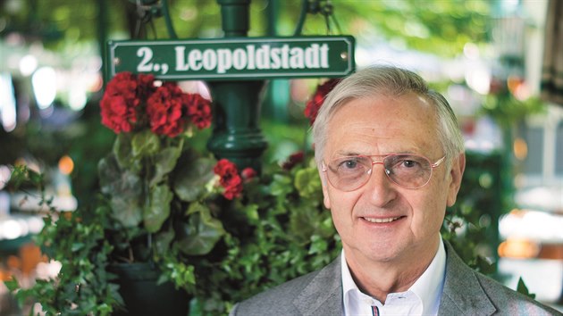 Hostinsk Karl Kolarik. Jednotliv sti Schweizerhausu se jmenuj podle vdeskch okres. Na ceduli za Kolarikem cedule oznaujc druh vdesk okres Leopoldstadt.