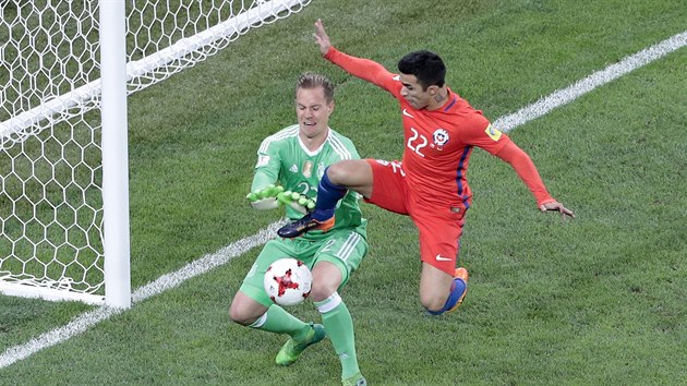 Edson Ral Puch z Chile a nmeck glman Marc-Andre Ter Stegen v ostrm souboji.