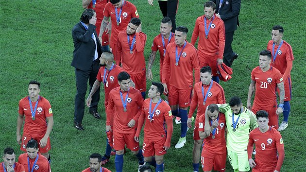 Zklaman fotbalist Chile po prohrnem finle Pohru FIFA.