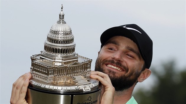 Kyle Stanley s trofej pro vtze turnaje  Quicken Loans National.