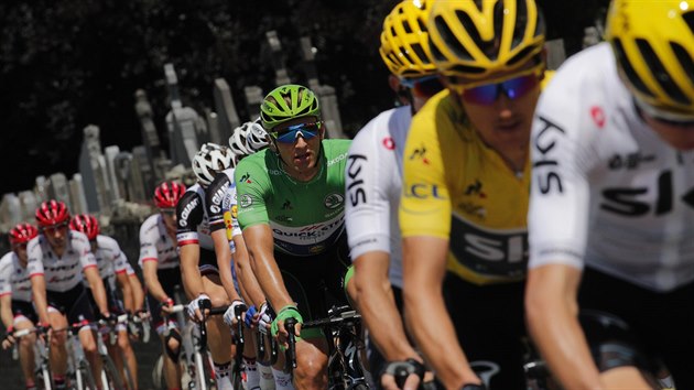 Peloton ve tet etap Tour de France, v zelenm dresu sprinter Marcel Kittel,  ve lutm prbn ldr Geraint Thomas.