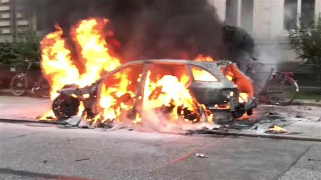 Demonstranti zaplili destky aut v ulicch Hamburku, kde probh summit G20. (7. 7. 2017)