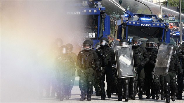 Vodn dlo v akci. Policie v Hamburku rozhn demonstraci kvli summitu G20. (7. 7. 2017)