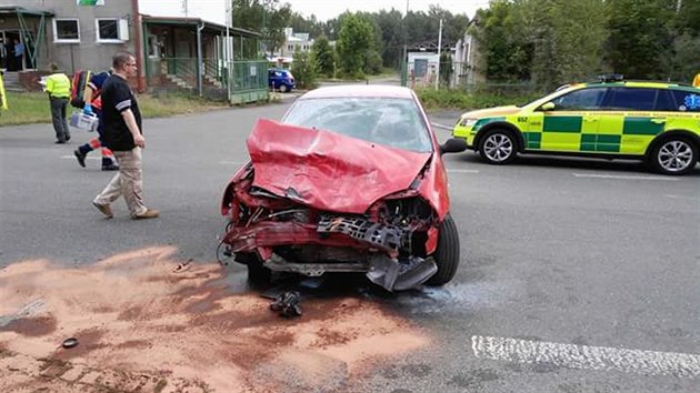 Na silnici z Tachova na Oldichov se srazilo osobn auto s motocyklem. Zrann jsou ti lid. (4. ervna 2017)