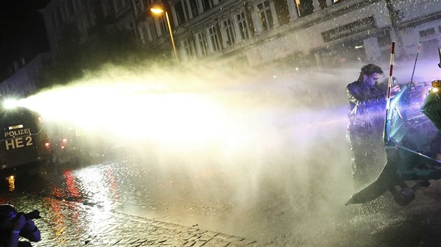 Policie v Hamburku hojn vyuvala vodn dla. (8.7.2017)