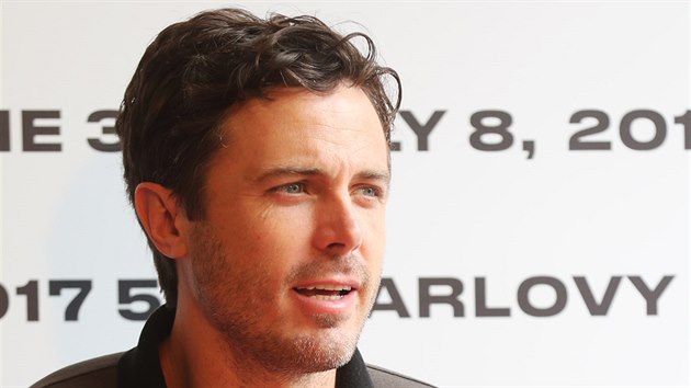 Herec Casey Affleck na festivalu ve Varech