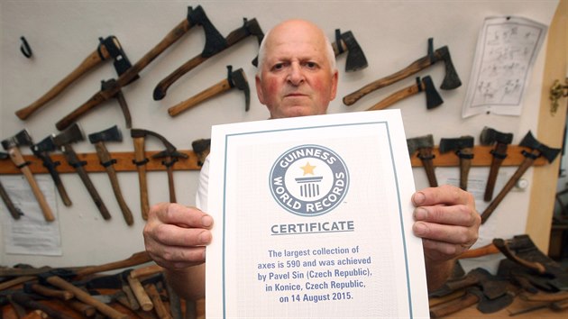 Kasteln Pavel n s certifiktem zpisu do Guinnessovy knihy rekord, kter potvrzuje, e sbrka Muzea sekyrek na zmku v Konici na Prostjovsku je nejvt na svt.