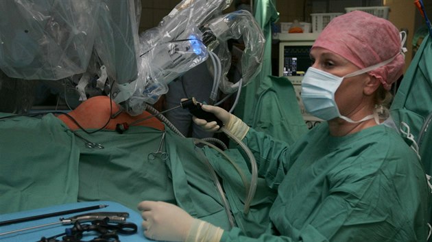 Olomouck fakultn nemocnice vyuv od roku 2009 pi nkterch operacch - napklad gynekologickch i urologickch - robotick pstroj Da Vinci v hodnot zhruba 60 milion korun.