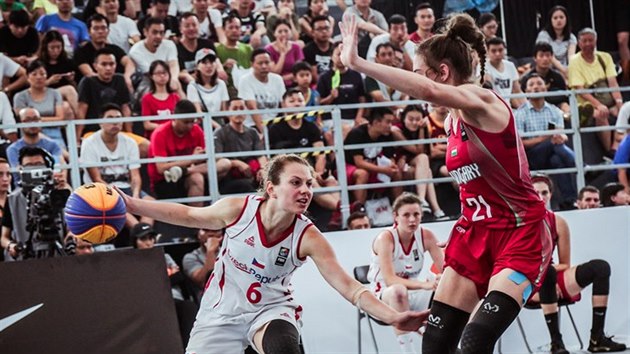 Semifinle MS do 18 let v basketbalu 3x3: esk basketbalistka Simona Rkov (v blm) se pokou obejt Orsolyi Tthovou z Maarska.