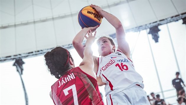 Semifinle MS do 18 let v basketbalu 3x3: esk basketbalistka Albta Levnsk (v blm) stl pes Zsfii Jhniovou z Maarska.