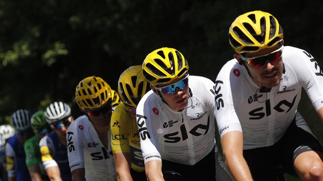 Chris Froome (druh zprava) bhem tet etapy Tour de France