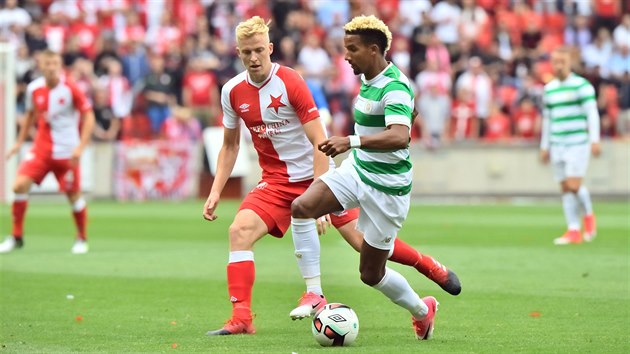 Michal Frydrych (vlevo) ze Slavie brn Scotta Sinclaira ze Celticu Glasgow.