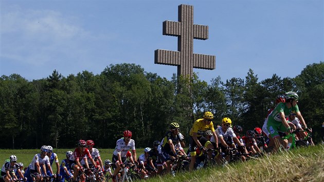 Cyklist v prbhu est etapy Tour de France. Ve lutm jede Chris Froome.