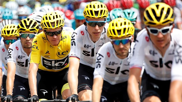Cyklist ze stje Sky v prbhu est etapy Tour de France. Ve lutm jede Chris Froome.