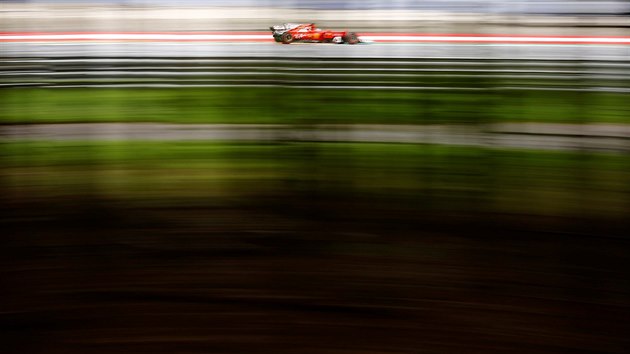 Sebastian Vettel z Ferrari bhem trninku na Velkou cenu Rakouska