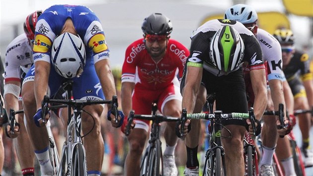 Fini sedm etapy Tour de France: Marcel Kittel (v modrm) si jede pro tsn vtzstv, porazil Edvalda Boassona Hagena.