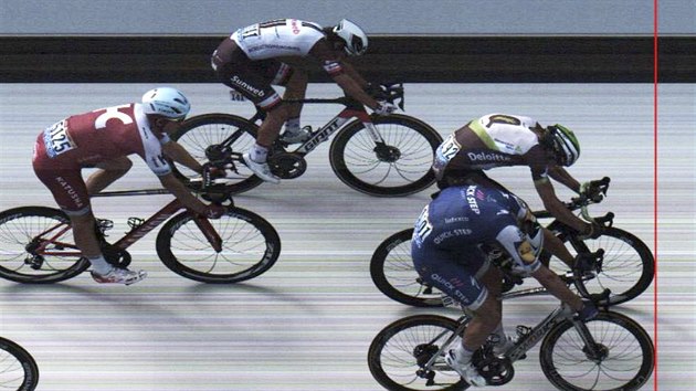 Fini sedm etapy Tour de France: Marcel Kittel (v modrm) si dojel pro tsn vtzstv, porazil Edvalda Boassona Hagena.