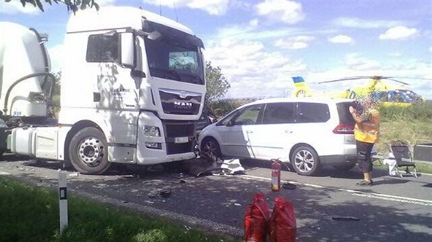 Nehoda cisterny a dvou osobnch vozidel u Sadov na Hradecku.