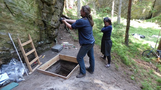 Archeologov kopou sondu v mst ohni pod pevisem ve Vl rokli v Adrpasko-teplickch skalch (15. 6. 2017). Na snmku archeolog Petr da.