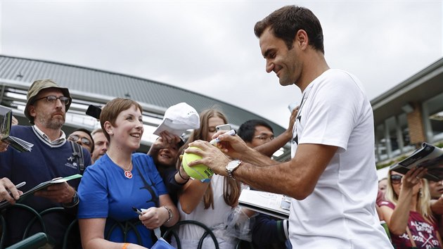 Roger Federer rozdv podpisy po trninku.