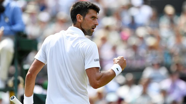 Novak Djokovi a gesto znac radost v duelu 2. kola Wimbledonu proti Adamu Pavlskovi.
