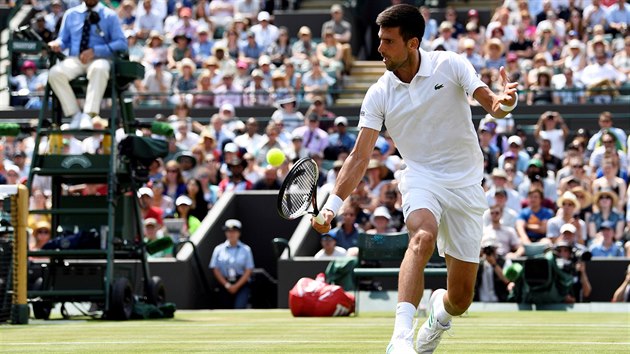 Novak Djokovi returnuje v duelu 2. kola Wimbledonu proti Adamu Pavlskovi.