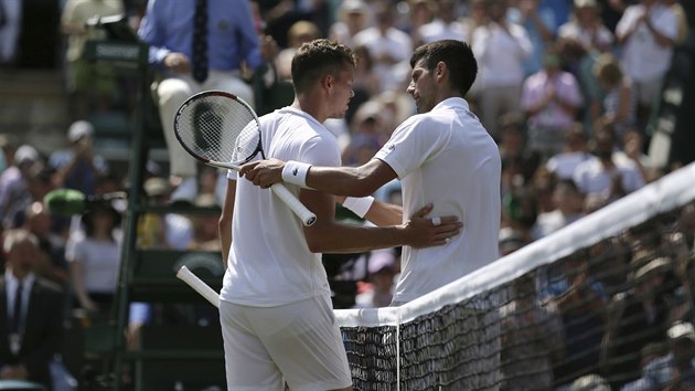 Adam Pavlsek (vlevo) gratuluje Novaku Djokoviovi k postupu do 3. kola Wimbledonu.