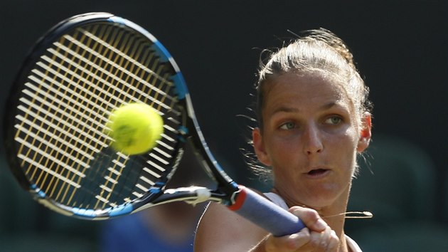 Karolna Plkov returnuje v utkn 2. kola Wimbledonu.