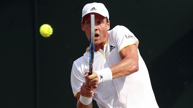 Tom Berdych returnuje v duelu 2. kola Wimbledonu.