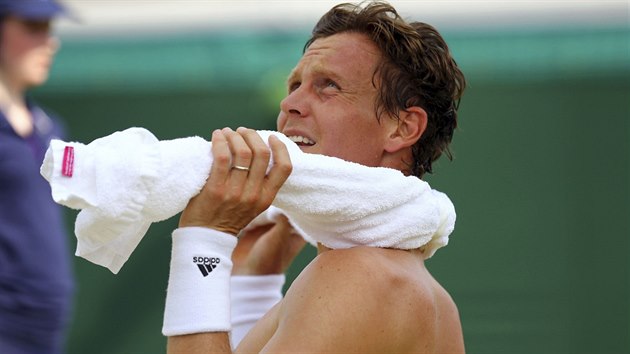 Tom Berdych se ochlazuje v duelu 2. kola Wimbledonu.