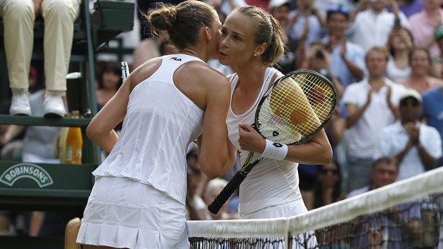 Karolna Plkov (vlevo) gratuluje Magdaln Rybrikov k postupu do 3. kola Wimbledonu.