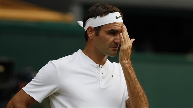 Roger Federer bhem duelu 2. kola Wimbledonu.