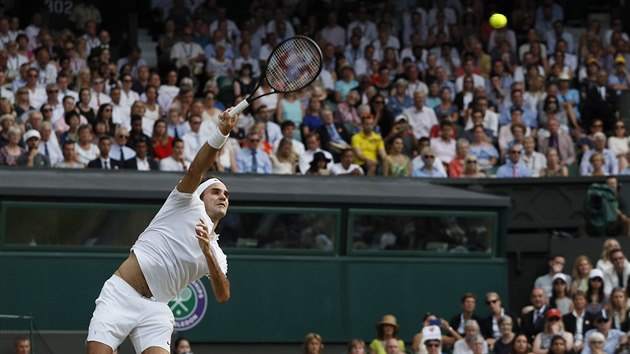 Roger Federer servruje v 2. kole Wimbledonu.