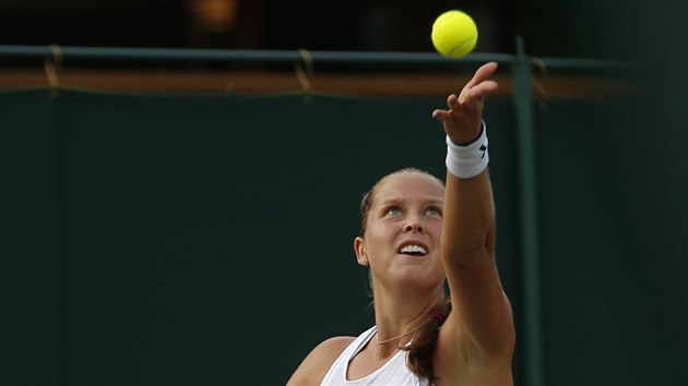 Shelby Rogersov servruje v duelu 2. kola Wimbledonu.