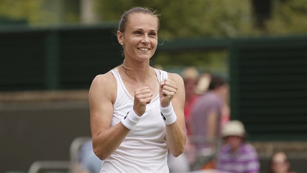 TO JE RADOSTI. Slovensk tenistka Magdalna Rybrikov slav postup do osmifinle Wimbledonu.