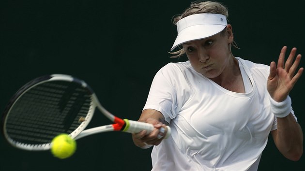 Bethanie Mattekov-Sandsov returnuje v utkn 2. kola na Wimbledonu.