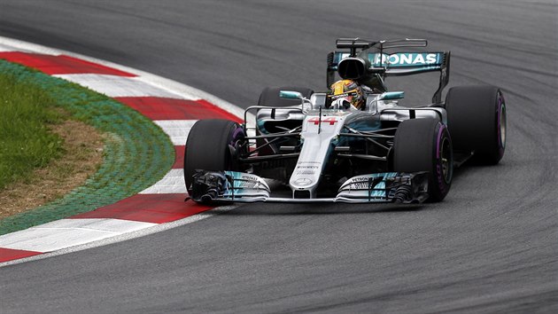 Lewis Hamilton bhem kvalifikace na Velkou cenu Rakouska.