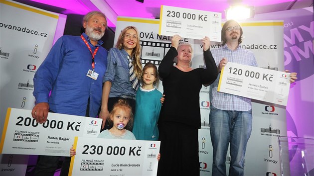 Ceny Filmov nadace pevzali (zleva) Radek Bajgar, Lucia Klein Svoboda, Lucie Konen a Jaroslav vek (3. ervence 2017).