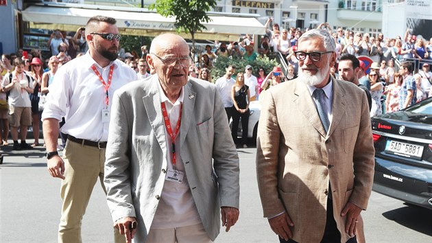 Vclav Vorlek s Jim Bartokou ped karlovarskm divadlem (6. ervence 2017)