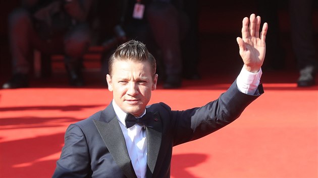 Jeremy Renner zdrav fanouky ped slavnostnm zvrem festivalu (8. ervence 2017).