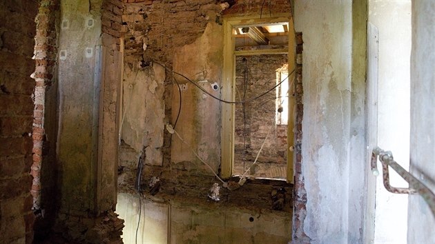 Pohled do vnitku zchtral budovy bvalho ndra v Kovsk.