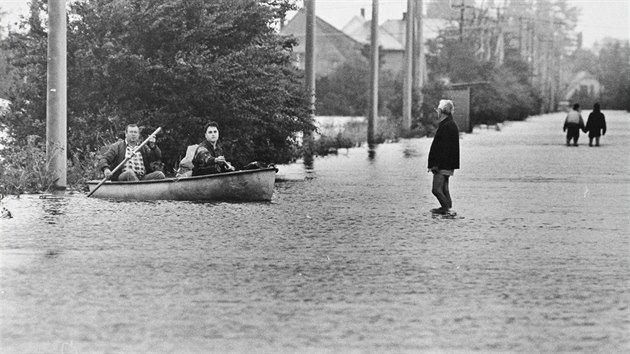 Zcela pod vodou se ped dvaceti lety ocitla i ostravsk mstsk st Koblov. Vylila se tam eka Odra, a jak je z historick fotografie zejm, po hlavn Antoovick ulici se dalo proplout na loce. Tak v Koblov byla nutn zchrana lid, pomhal i Alois Koa (na loce vzadu). Koblov pak dopadl lpe ne blzk Hruov, pro kter zplavy znamenaly definitivn padek.