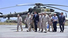Syrský prezident Baár Asad na návtv ruské základny Hmímím v provincii...