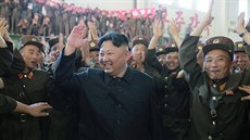 Severokorejský vdce Kim ong-un oslavuje test mezikontinentální rakety...