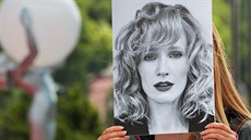 Dívka s portrétem Aňi Geislerové před obličejem u Thermalu parafrázuje letošní... Dívka s portrétem Aňi Geislerové před obličejem u Thermalu parafrázuje letošní...