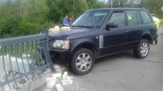 Nedlní nehoda osobního automobilu na Lahovickém most v Praze (9. ervence...